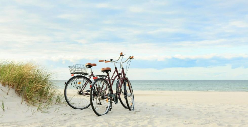 Dlaczego warto wypożyczyć rower podczas urlopu nad morzem?