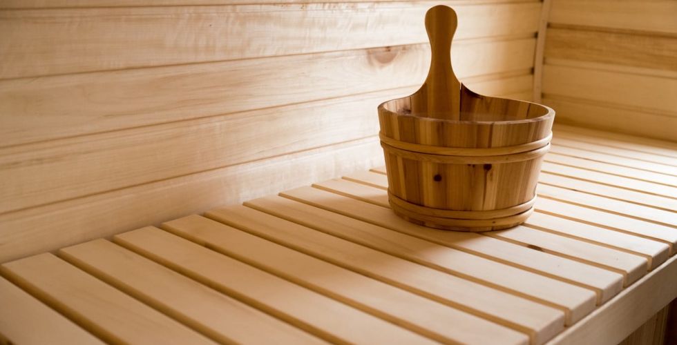 Basen i sauna – co oferują noclegi w Rewalu?